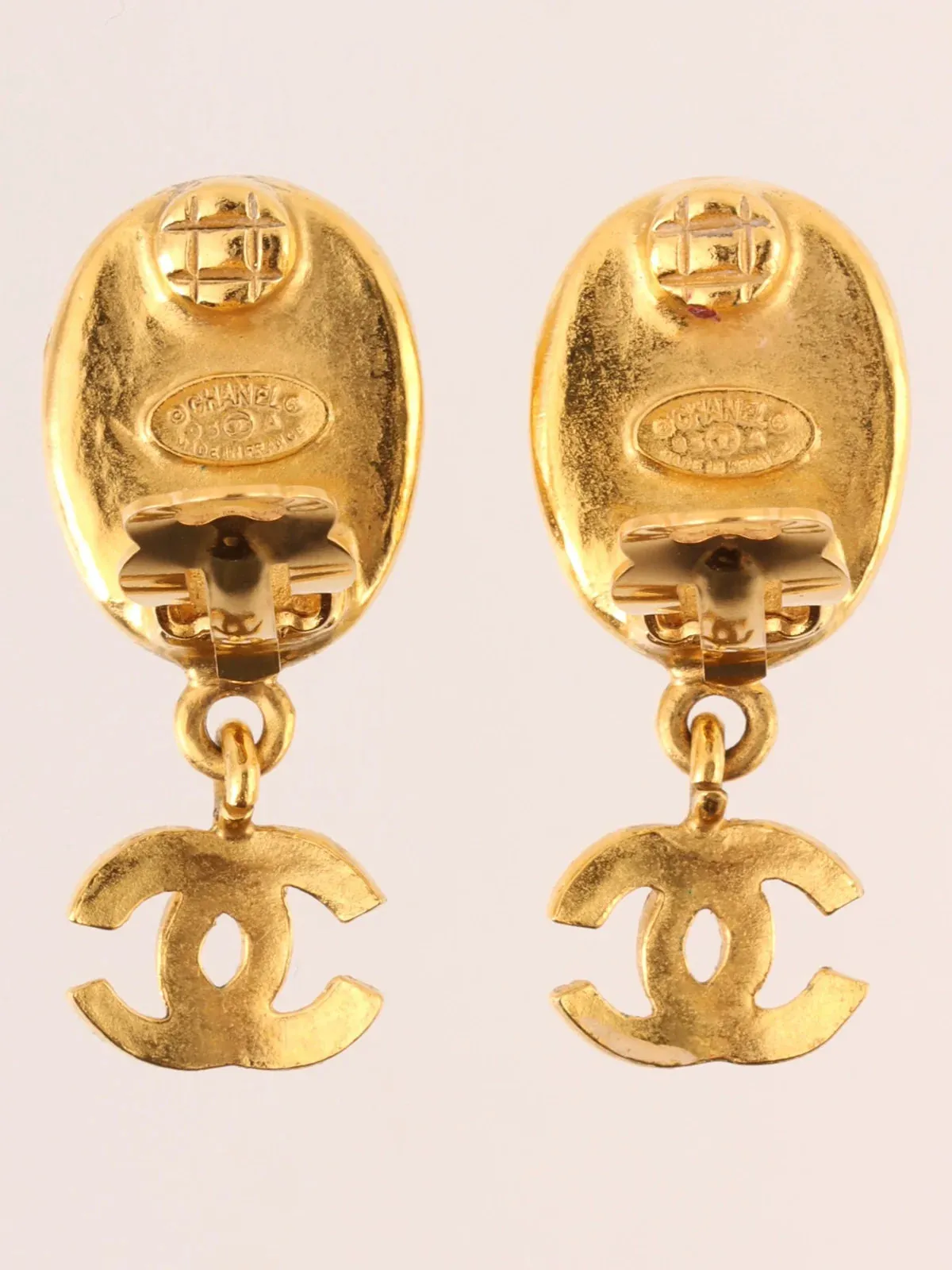 CHANEL 1995 Made Oval Cc Mark Swing Earrings Gold/Shell