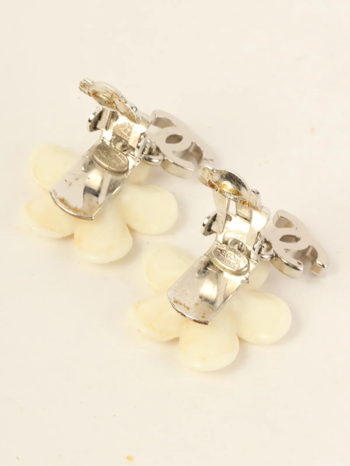 CHANEL 2005 Made Camellia Cc Mark Swing Earrings White/Silver