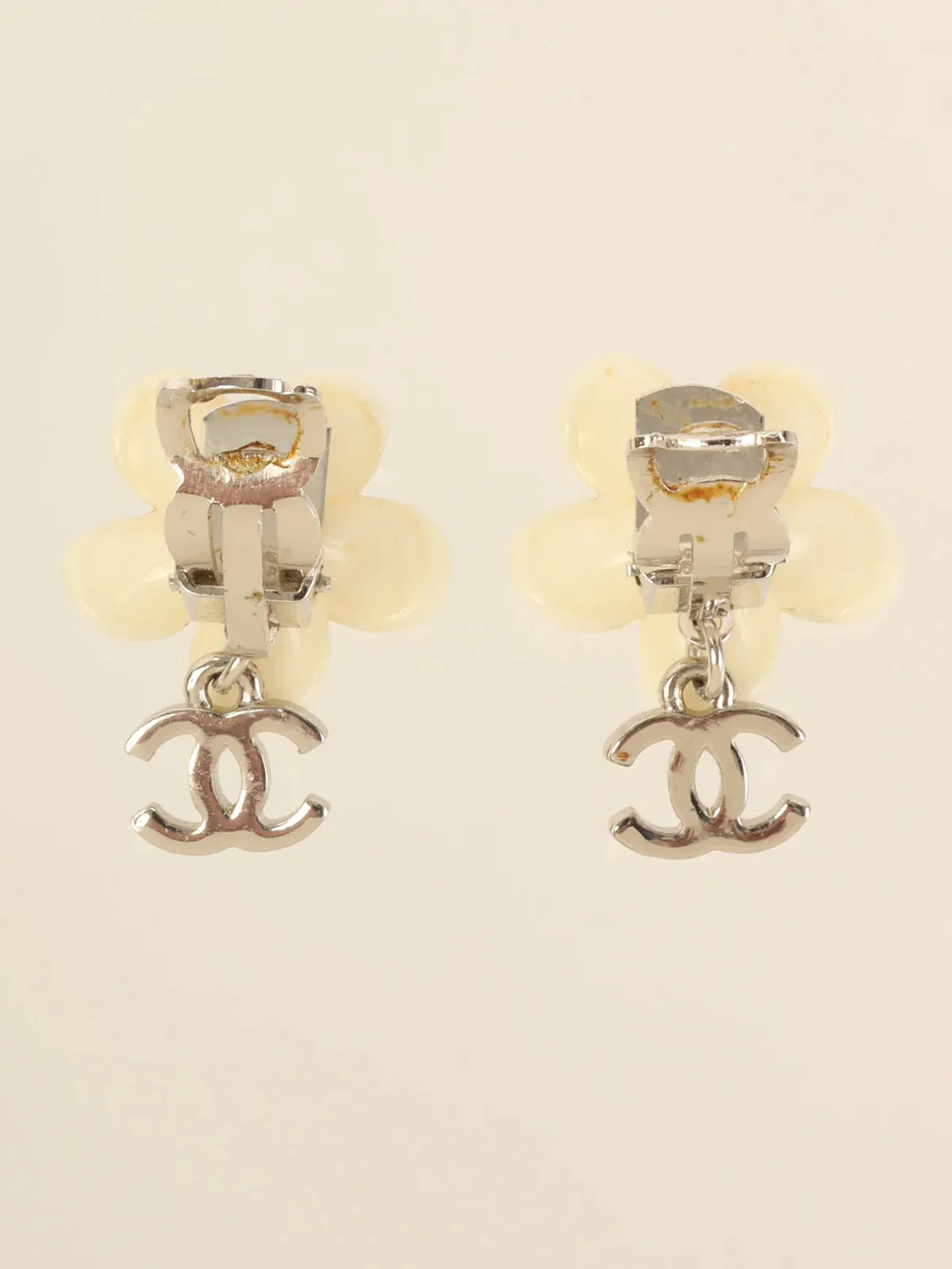 CHANEL 2005 Made Camellia Cc Mark Swing Earrings White/Silver