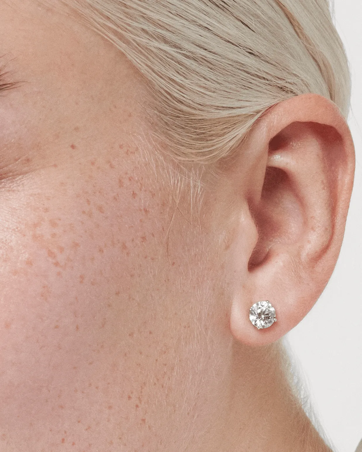 The Round Brilliant Solitaire Stud